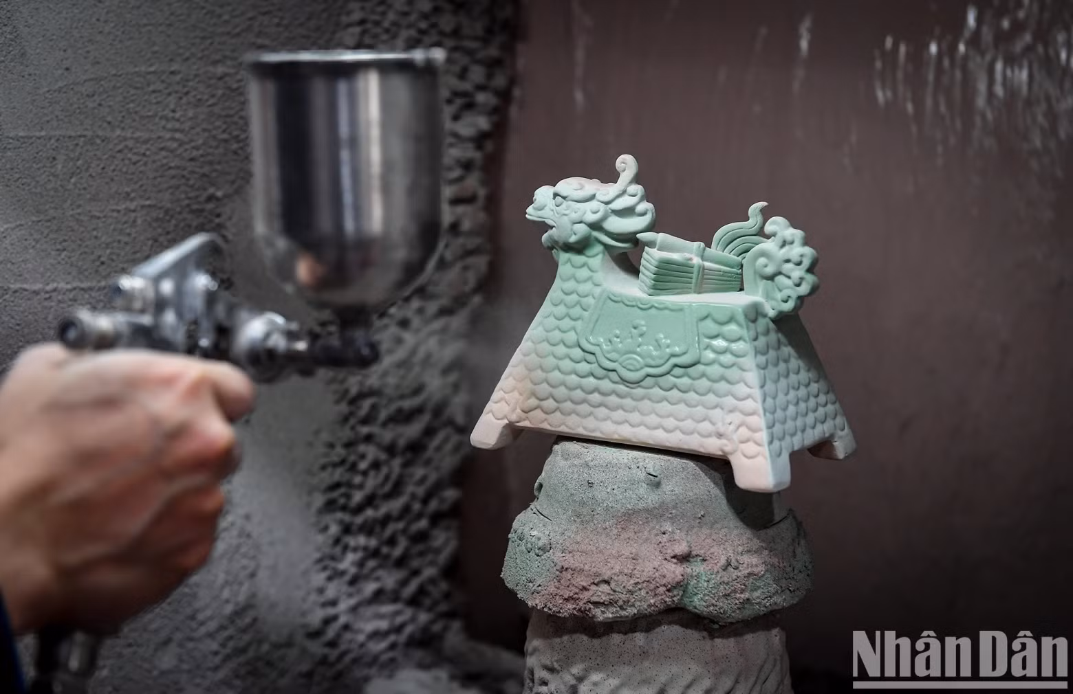 The enamel layer has been carefully researched and mixed in advance to ensure that the product will produce the colour desired by the artist after firing.