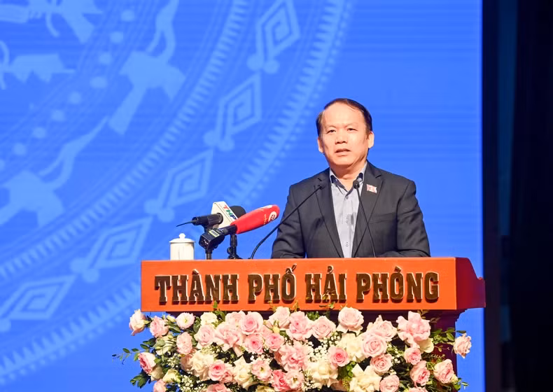 Chairman of the National Assembly's Committee on Legal Affairs Hoang Thanh Tung discusses and answers voters' recommendations.