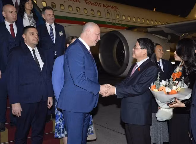 National Assembly Vice Chairman Nguyen Duc Hai welcomes the Speaker of the National Assembly of Bulgaria, Rosen Dimitrov Jeliazkov, at Noi Bai Airport, Hanoi.