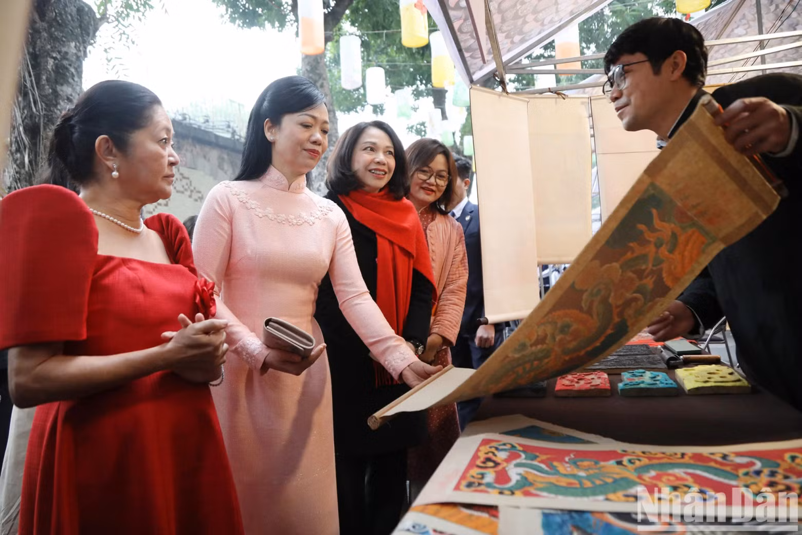 At Phung Hung mural street, the spouses of Vietnamese, Philippine Presidents were introduced to the Hang Trong folk painting line. At Phung Hung mural street, the spouses of Vietnamese, Philippine Presidents were introduced to the Hang Trong folk painting line.