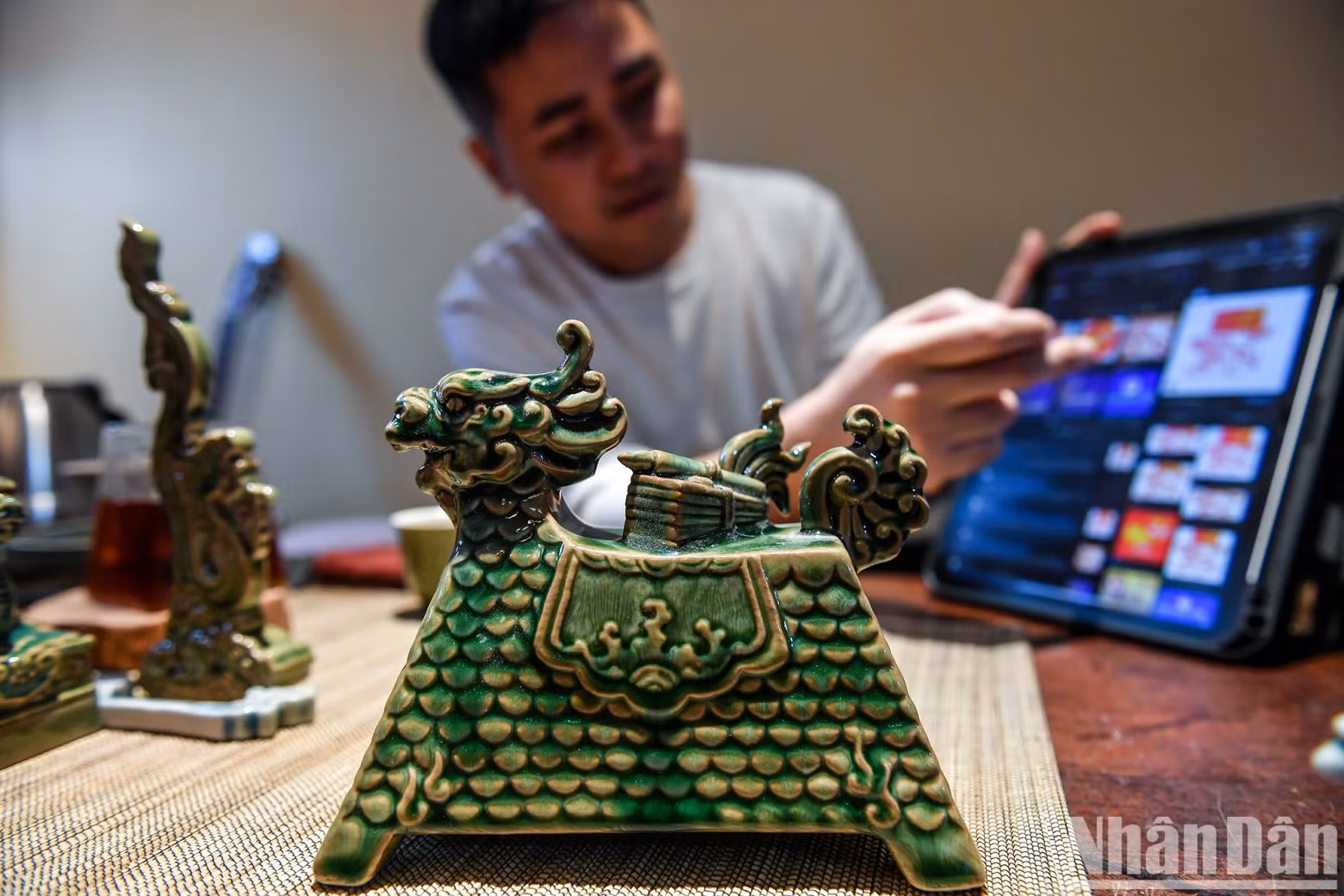 Tran Anh Tu represents the young generation of artisans in the ancient pottery village of Bat Trang. Passionate about ancient culture, over the years, he has diligently created many unique works. This year, on the occasion of the Lunar New Year, Tu launched dragon-themed ceramic products.