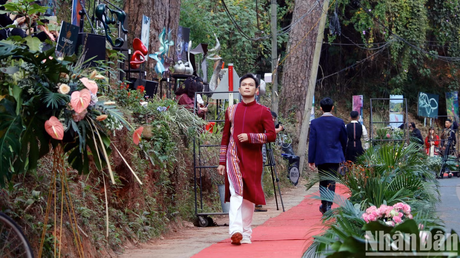 The combination of the traditional cultural identity of ethnic minorities in the South Central Highlands and modern fashion has brought Bokau Lang Labiang closer to reality, making it more highly applicable and suitable for contemporary fashion tastes.