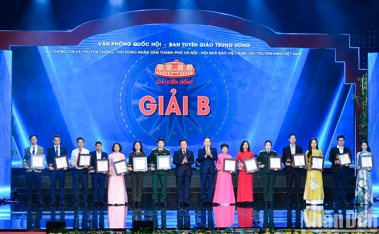 Tran Thanh Man, Politburo member, Permanent NA Vice Chairman, Head of the steering committee for the award and Nguyen Xuan Thang, Politburo member, Chairman of the Central Theory Council and President of the Ho Chi Minh National Academy of Politics (HCMA), present B prizes to representatives of the groups of authors.