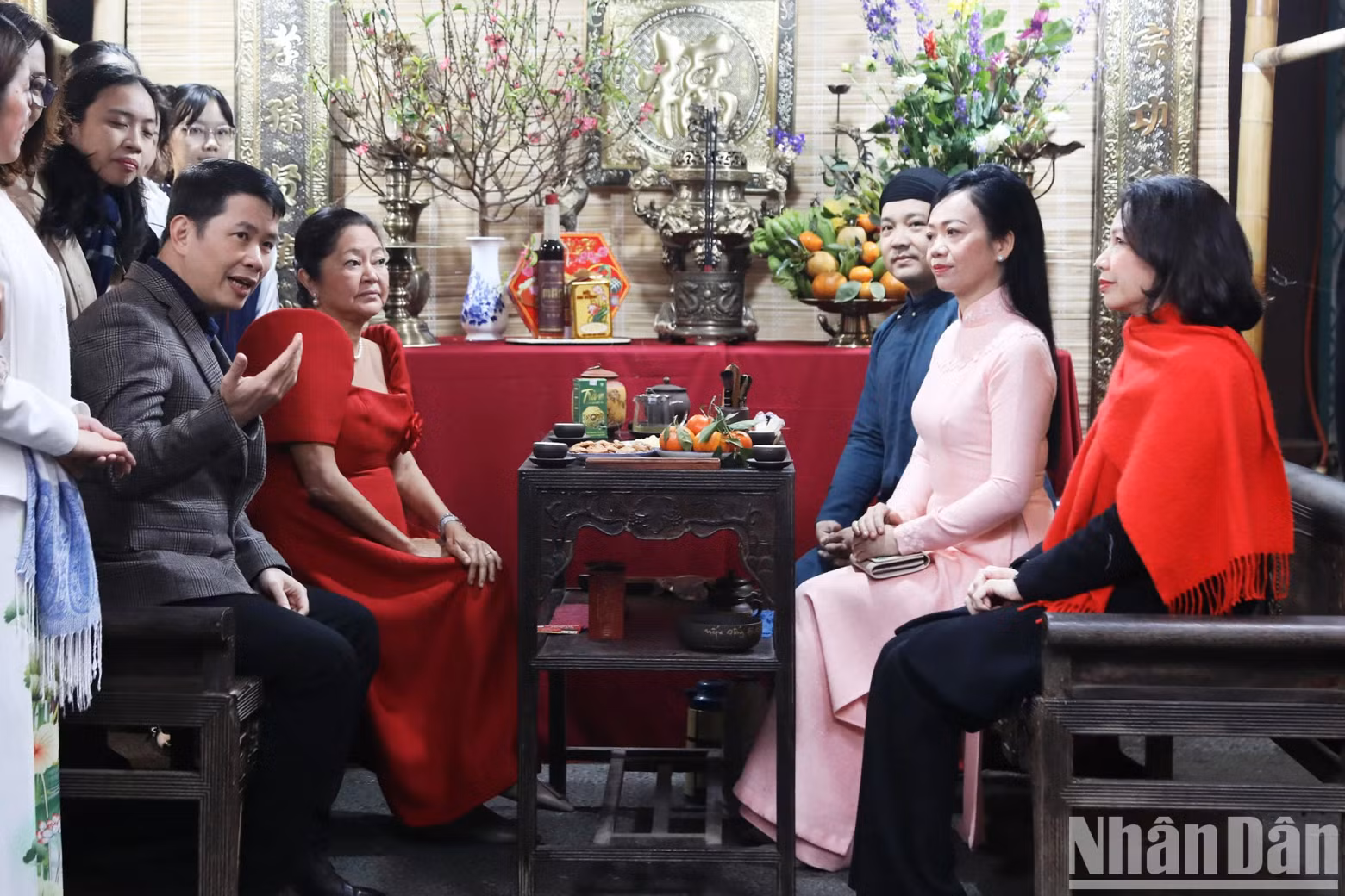 Phan Thi Thanh Tam, the spouse of President Vo Van Thuong and Louise Araneta Marcos, the spouse of the President of the Philippines enjoyed tea and heard an introduction to traditional Vietnamese Tet culture at Phung Hung mural street. Phan Thi Thanh Tam, the spouse of President Vo Van Thuong and Louise Araneta Marcos, the spouse of the President of the Philippines enjoyed tea and heard an introduction to traditional Vietnamese Tet culture at Phung Hung mural street.