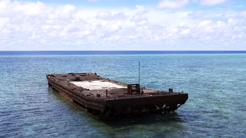 Pontoon anchored on the shallows of Da Lon Island.