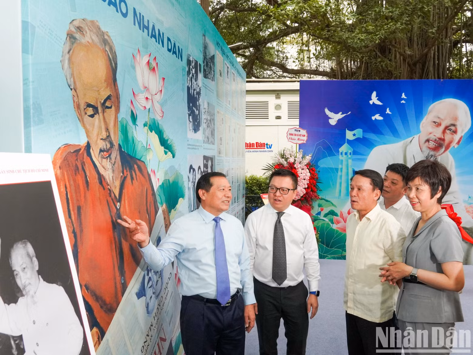 Delegates visit the exhibition.