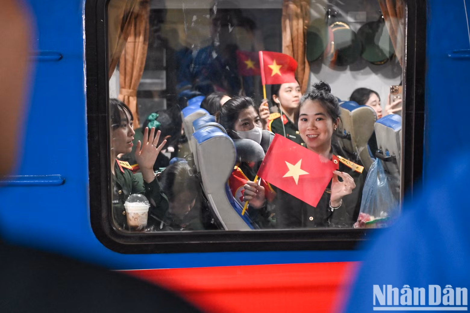The charm of female soldiers on the train through the glass window.