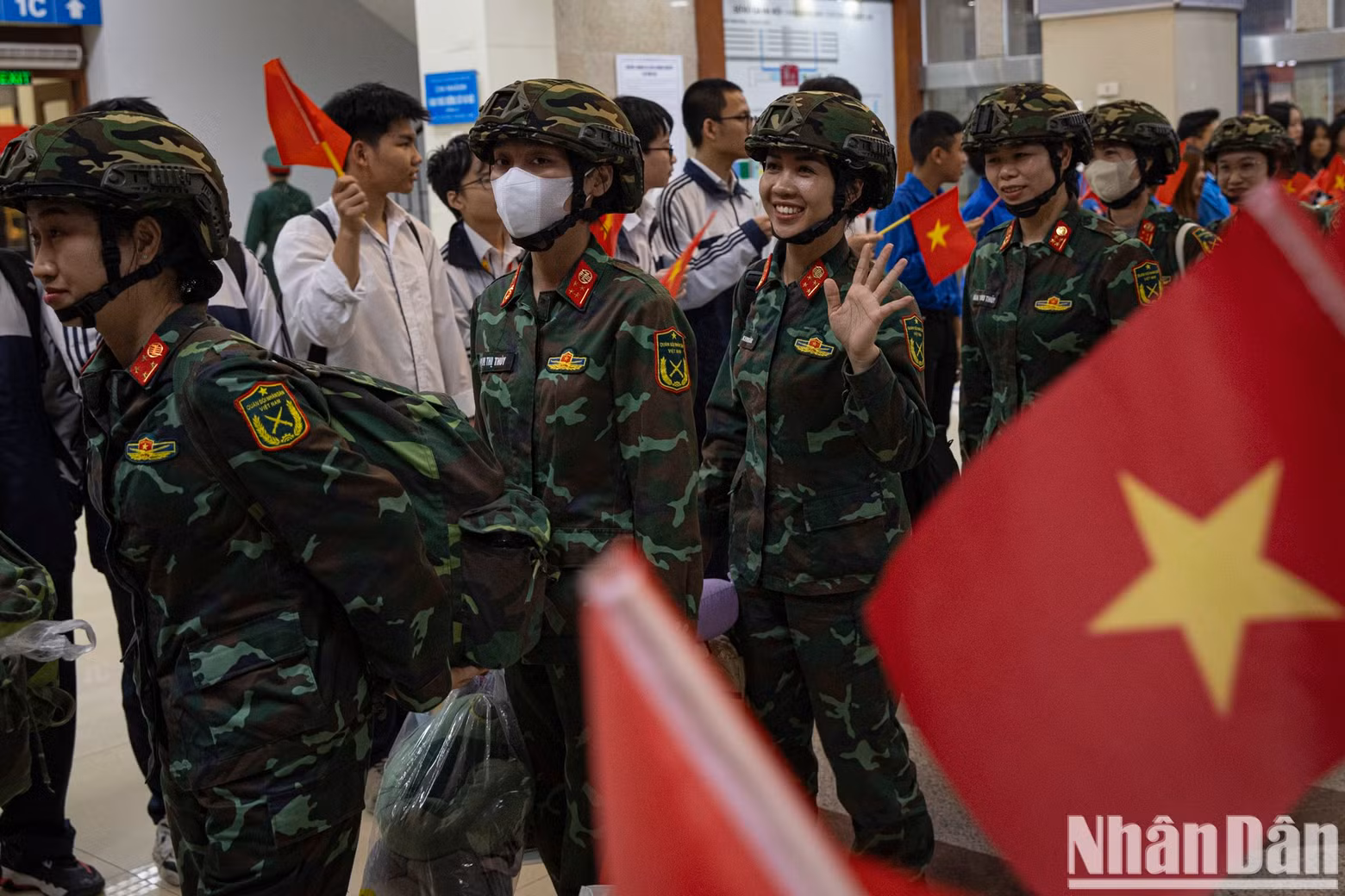 Female soldiers were given priority to get on the first train.