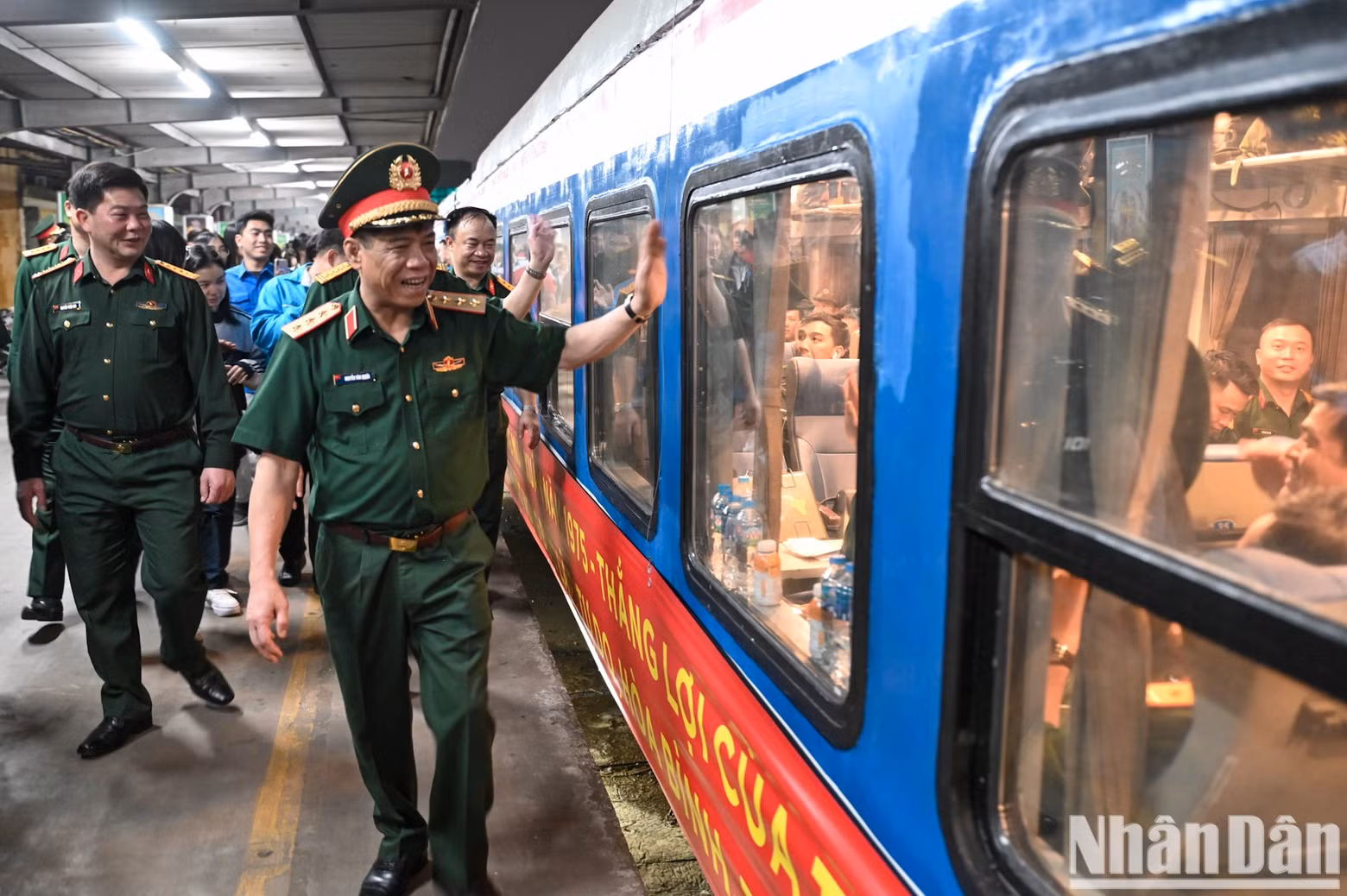 Senior Lieutenant General Nguyen Van Nghia, Deputy Chief of the General Staff of the Vietnam People's Army and Head of the Subcommittee of Parade and Marching Organisation under the Ministry of National Defence, waved and encouraged the soldiers.