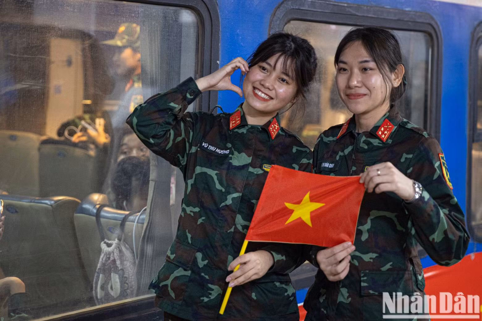 Soldiers and servicemen took souvenir photos before the train moved.