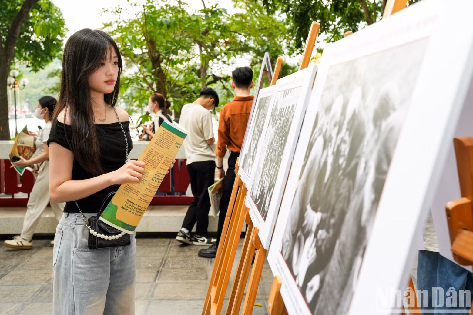 Young visitors express deep emotion upon seeing images of Uncle Ho