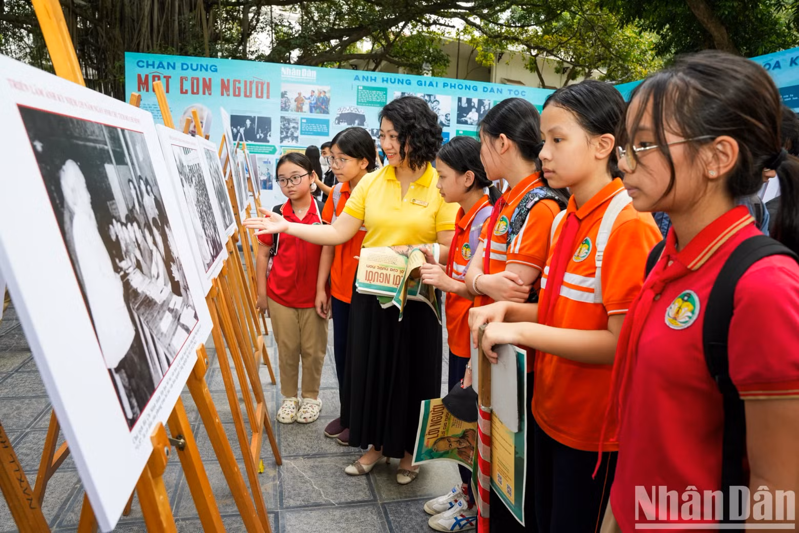 At the exhibition, students can "touch" priceless artifacts about Uncle Ho associated with youth work, as a form of passing traditional fire for today's young generation to learn and follow Uncle Ho’s example.