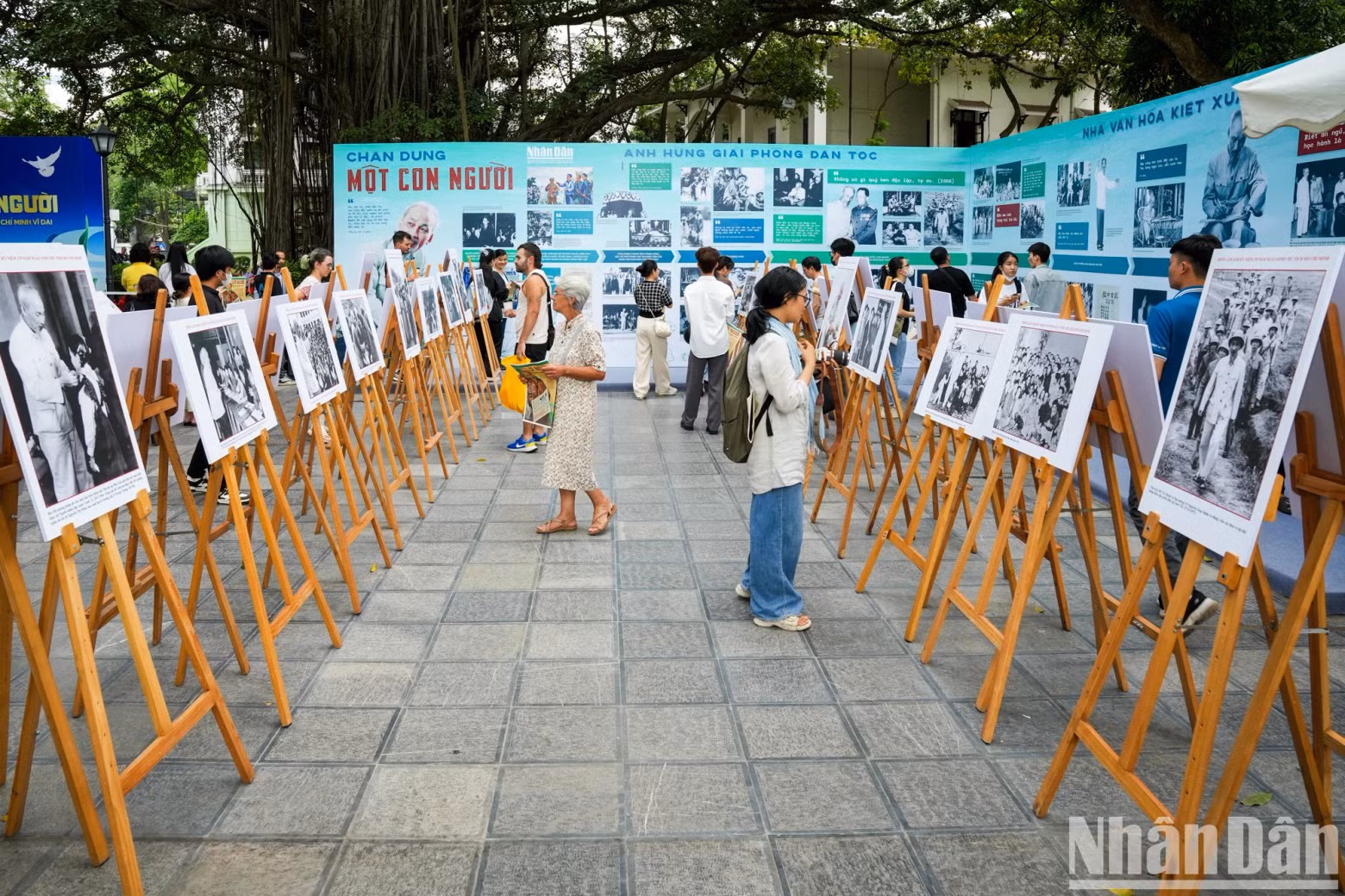 The exhibition is a space to display images of President Ho Chi Minh, including familiar images and art works that are little known to the public.