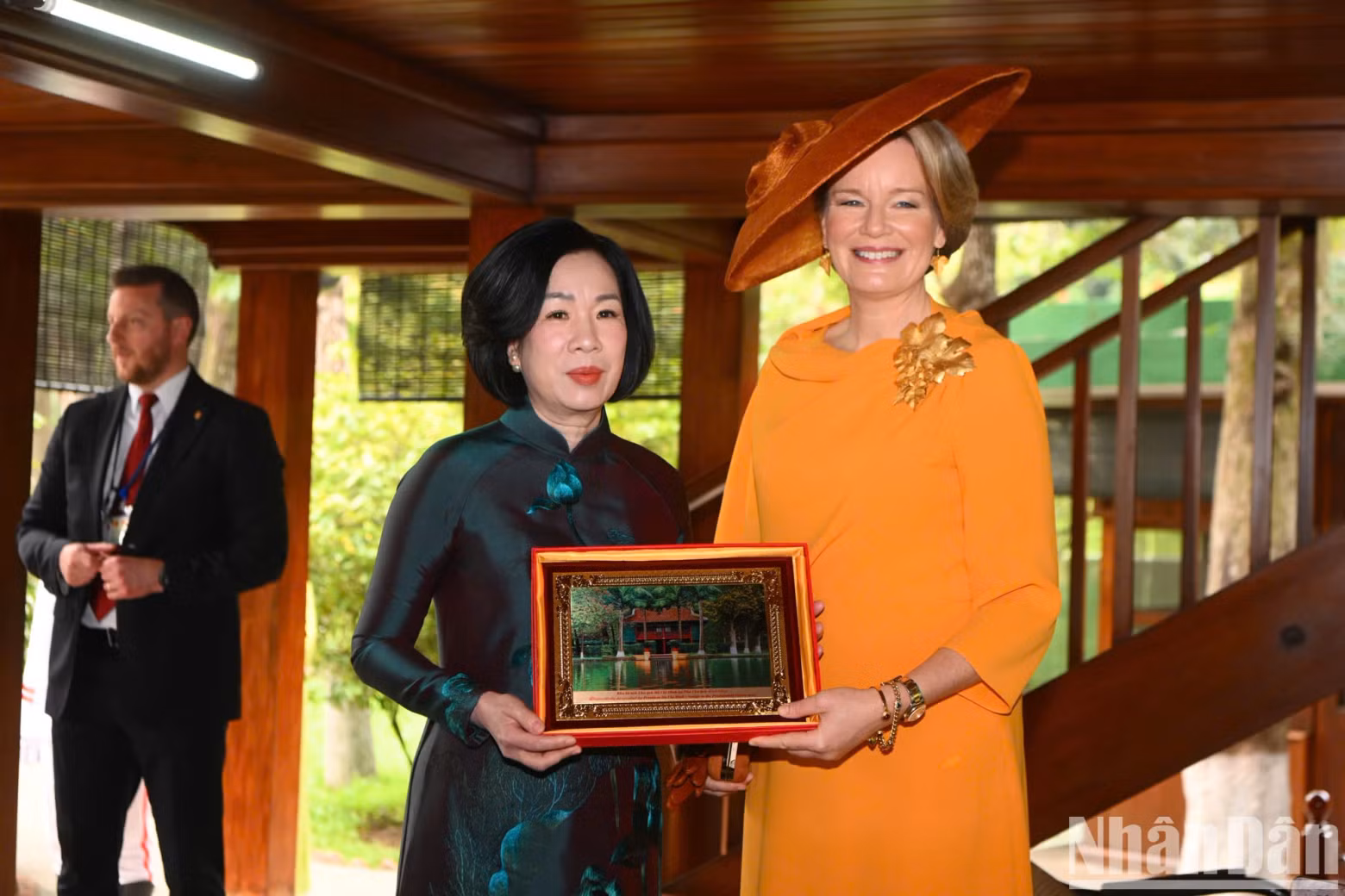 Nguyen Thi Minh Nguyet, spouse of State President Luong Cuong, presented Belgian Queen Mathilde with a painting of Uncle Ho's Stilt House.