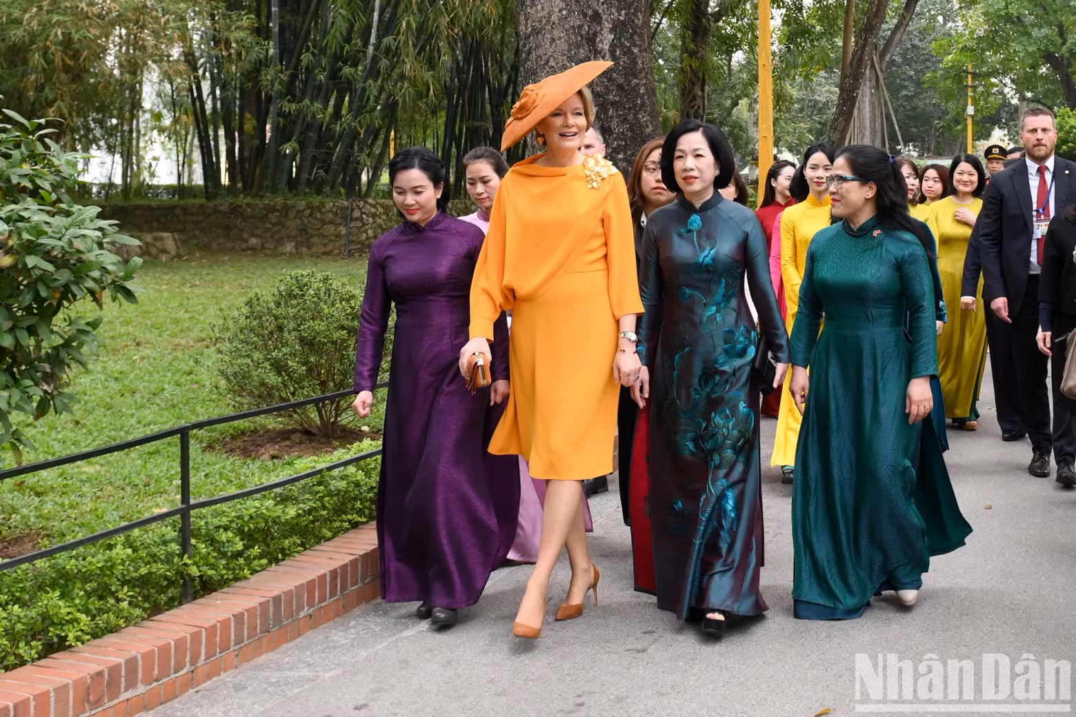 Belgian Queen Mathilde and Nguyen Thi Minh Nguyet, spouse of State President Luong Cuong, visited Uncle Ho's Stilt House in the Presidential Palace Relic Site.