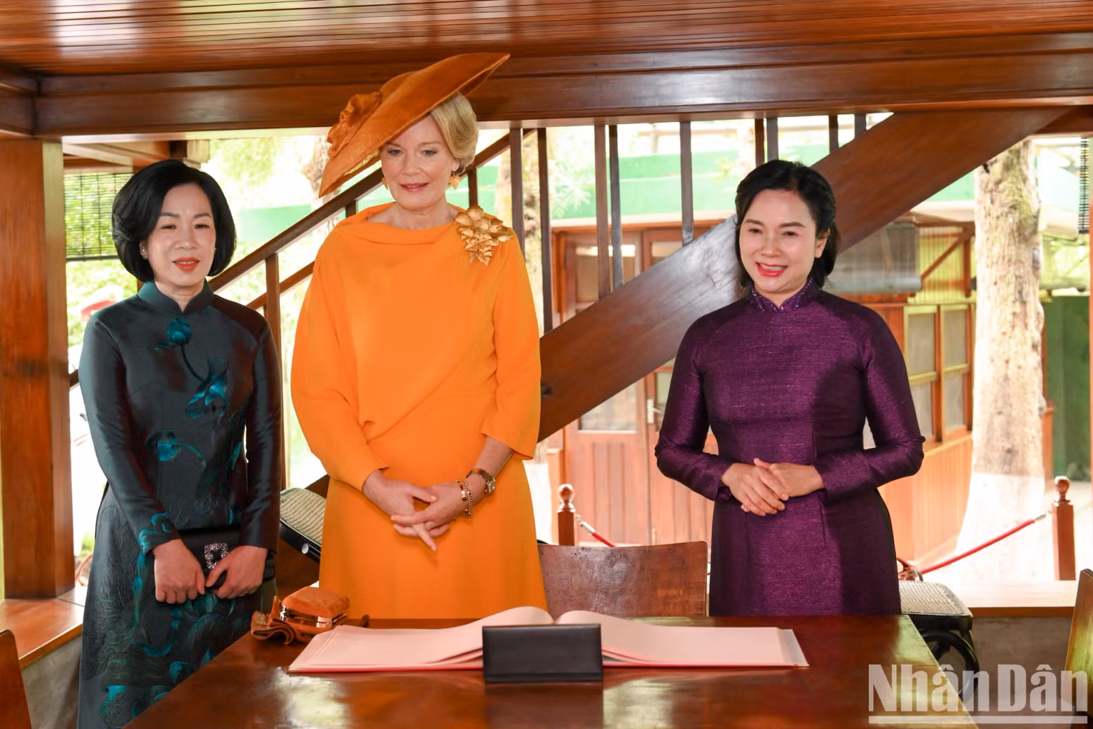 The Belgian Queen and spouse of State President Luong Cuong listened to an introduction to Uncle Ho's Stilt House and the life and career of President Ho Chi Minh.