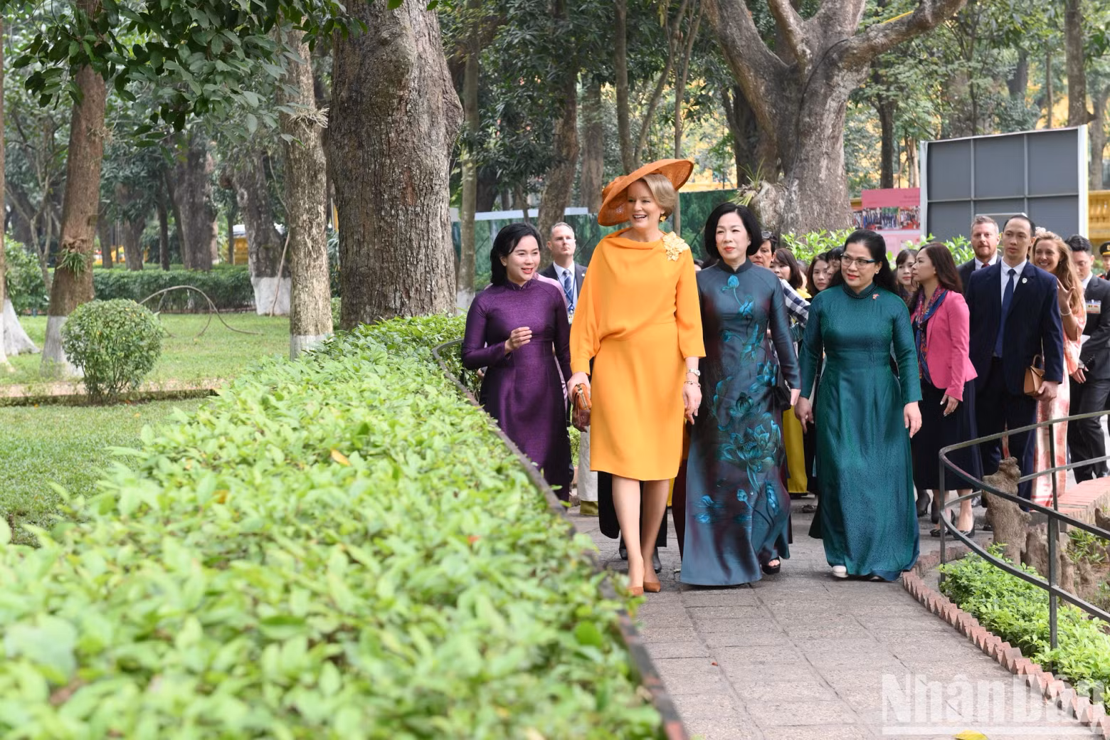 The Belgian Queen listened to an introduction to the Presidential Palace Special National Relic Site, where President Ho Chi Minh lived and worked during the final years of his life.
