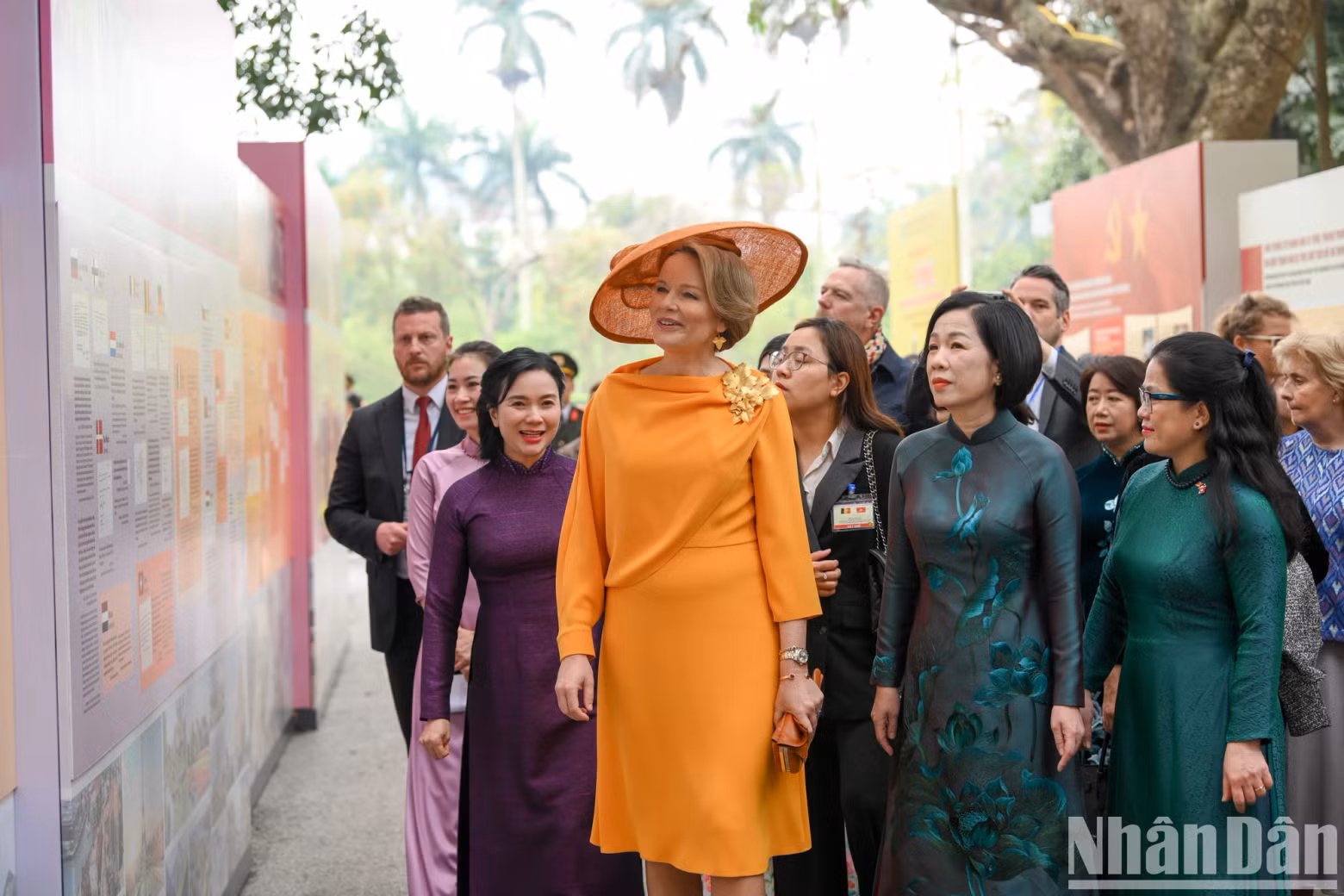 The Belgian Queen and the spouse of State President Luong Cuong visited the place displaying images of heads of state and international organisations visiting the Presidential Palace Relic Site.