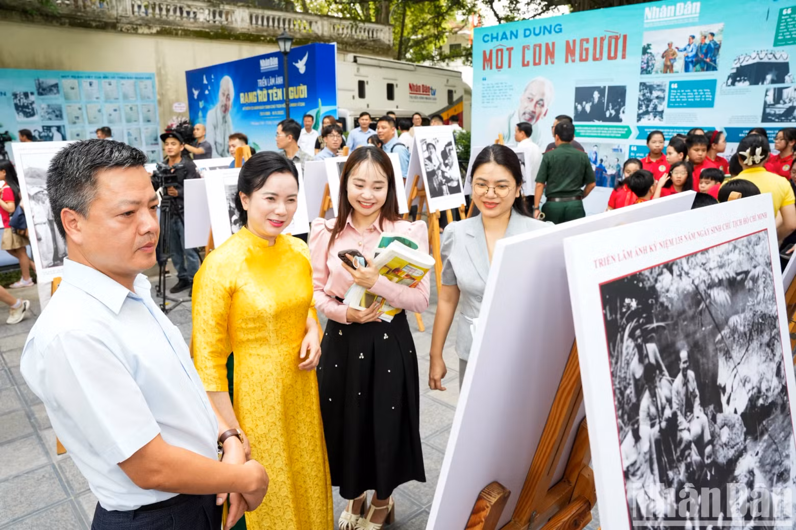 At the exhibition, visitors have the opportunity to explore valuable documents about Uncle Ho's ideology, personality and sacrifice.