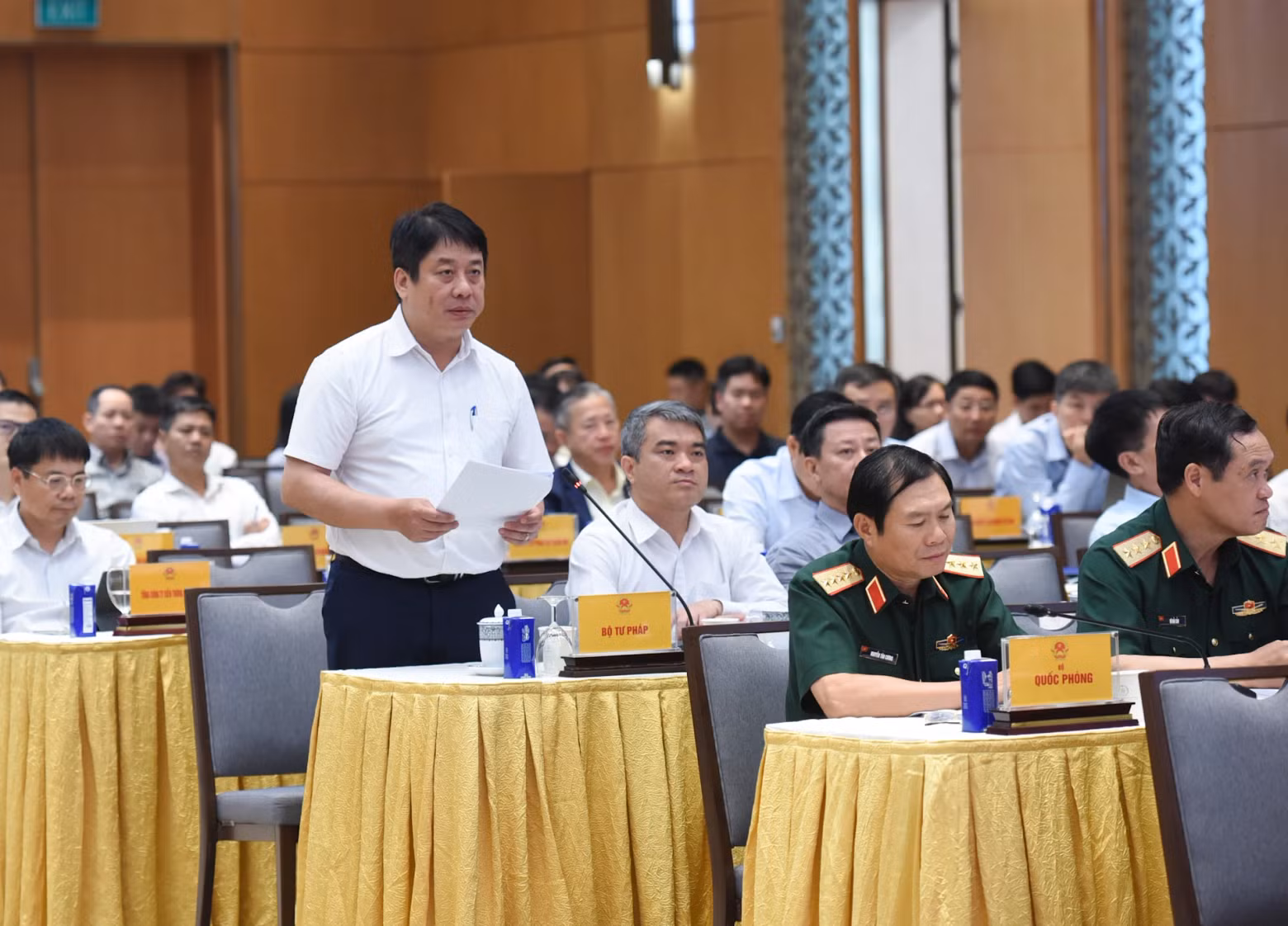 General Director of Vietnam Electricity Group (EVN) Nguyen Anh Tuan delivers the speech at the meeting.