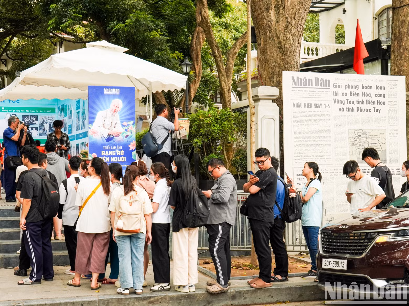 Long lines of people line up to visit the exhibition.