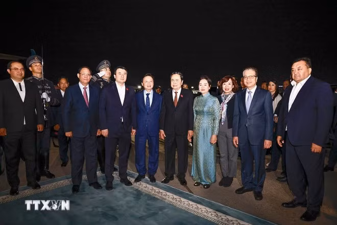 The Vietnamese delegation at the I.Karimov Tashkent International Airport on April 9 (Photo: VNA)