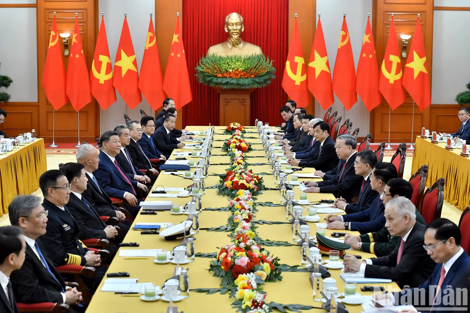 The talks between President of Vietnam Luong Cuong and Party General Secretary and President of China Xi Jinping in Hanoi on April 15 (Photo: NDO)