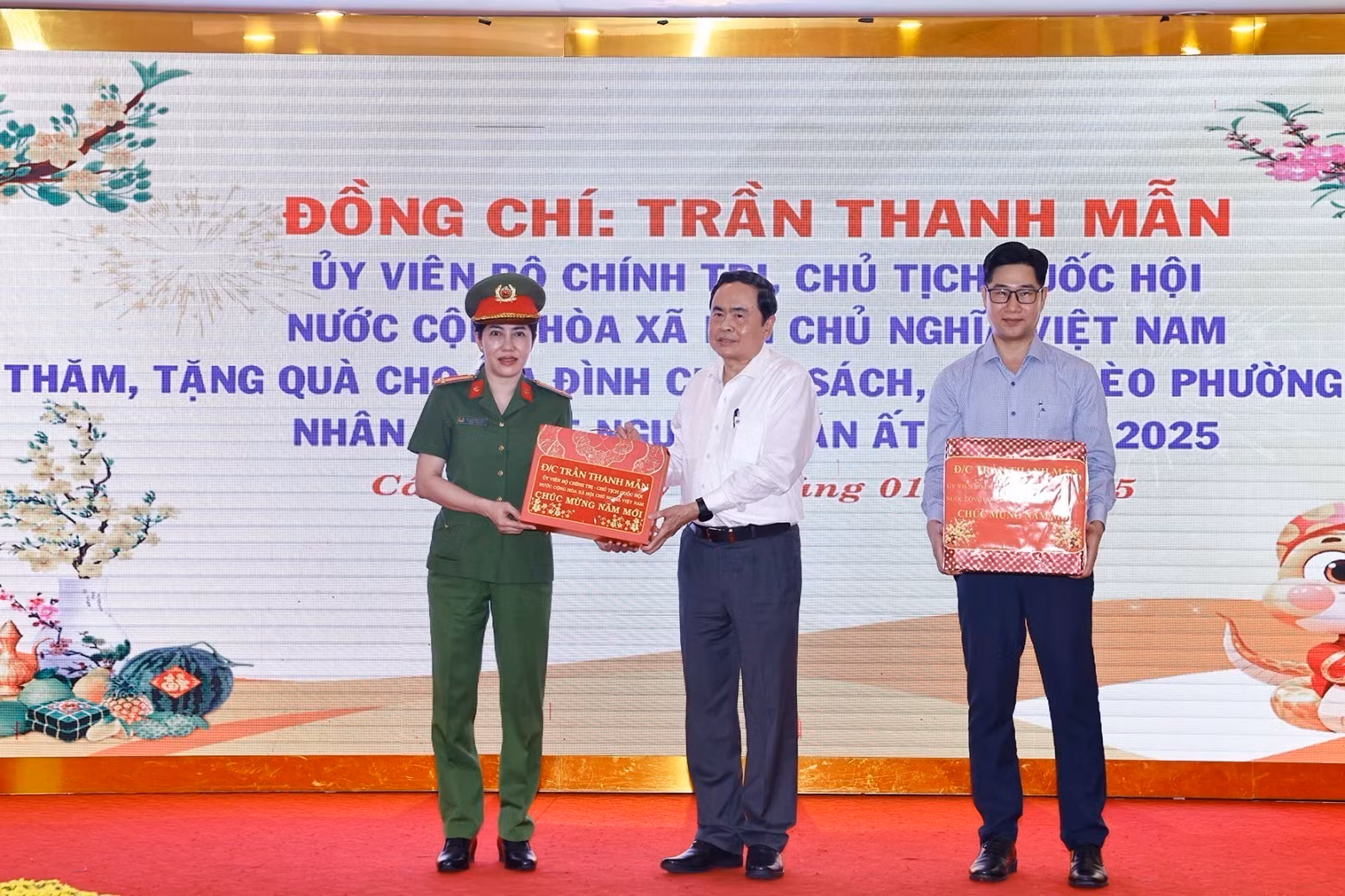 National Assembly Chairman Tran Thanh Man presents Tet gifts to the authorities and police of Tan An ward. (Photo: VNA)