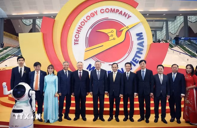 Party General Secretary To Lam and delegates attend the forum. (Photo: VNA)
