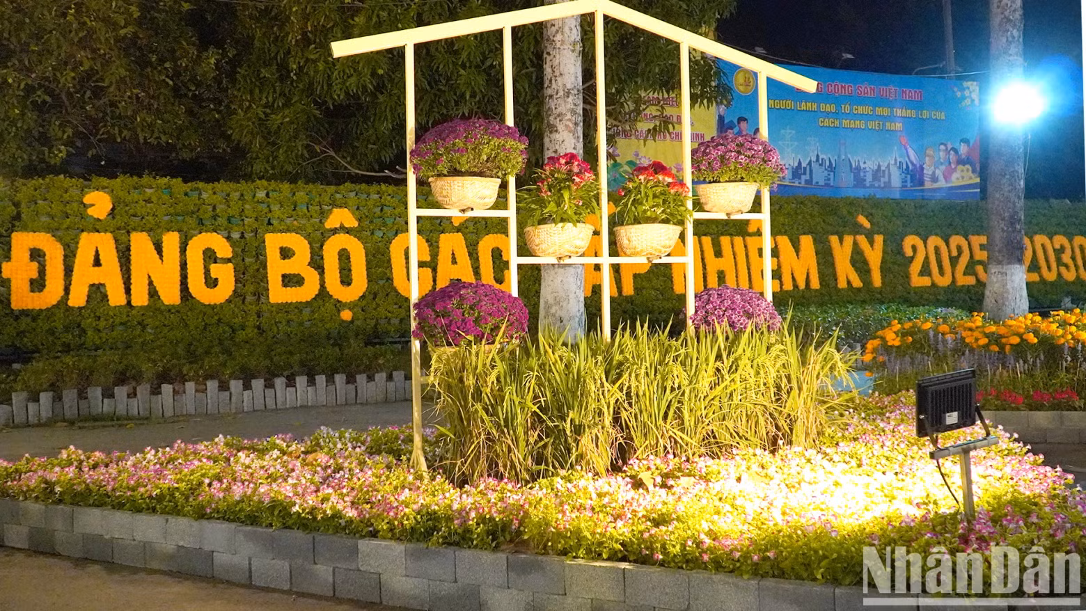 The small scene is located near the People’s Committee of Dong Thap Province.