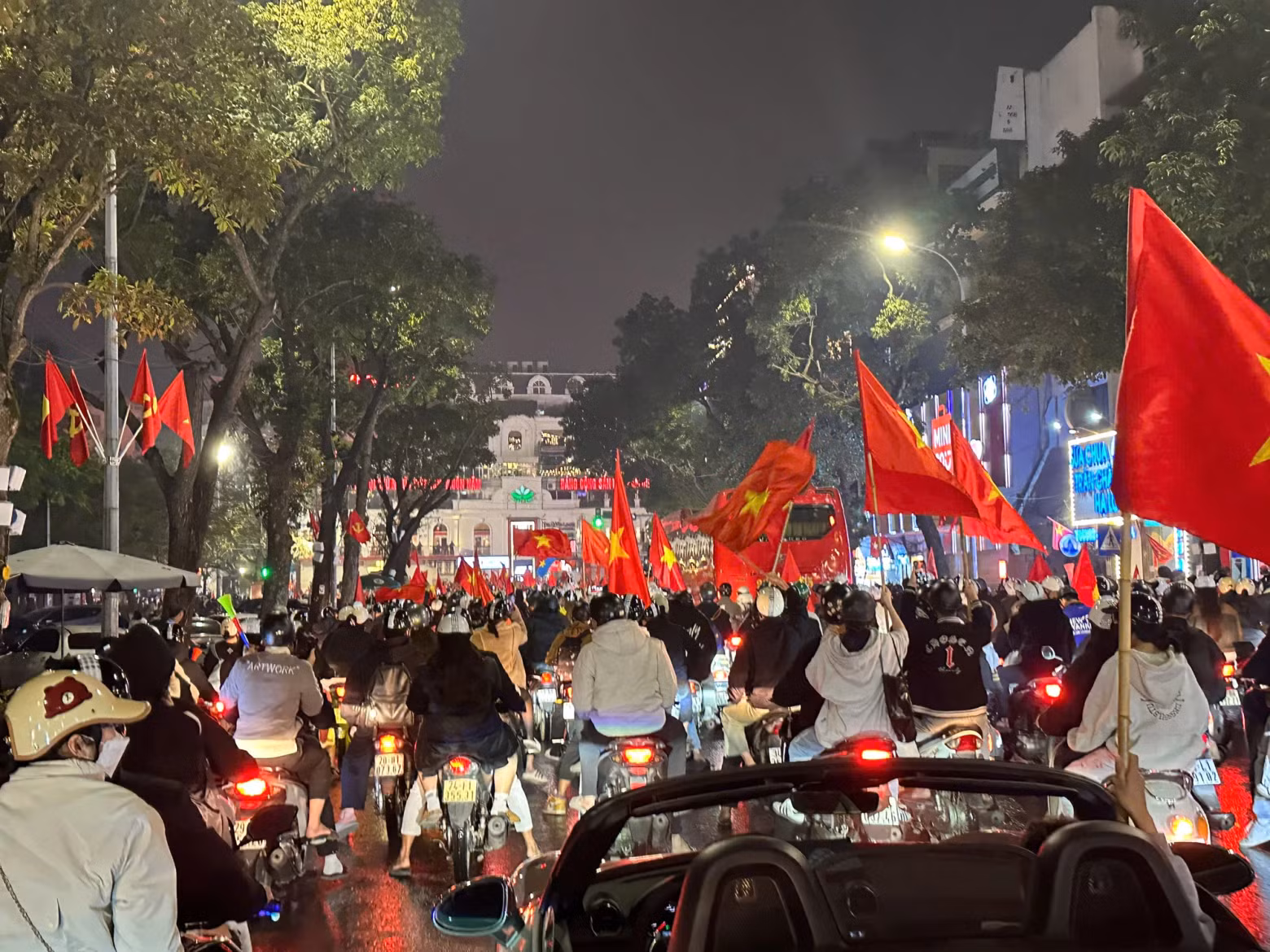 Although it was late at night, many central streets in Hanoi were still lined with flags. Although it was late at night, many central streets in Hanoi were still lined with flags.
