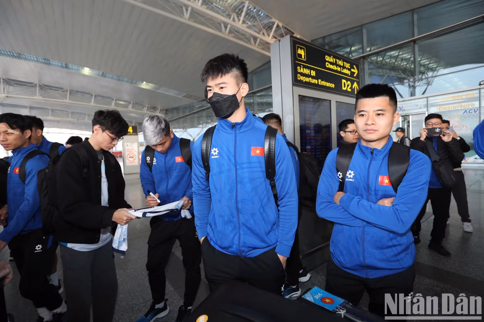 The Vietnam national football team arrive at Noi Bai Airport to catch a flight to Thailand.