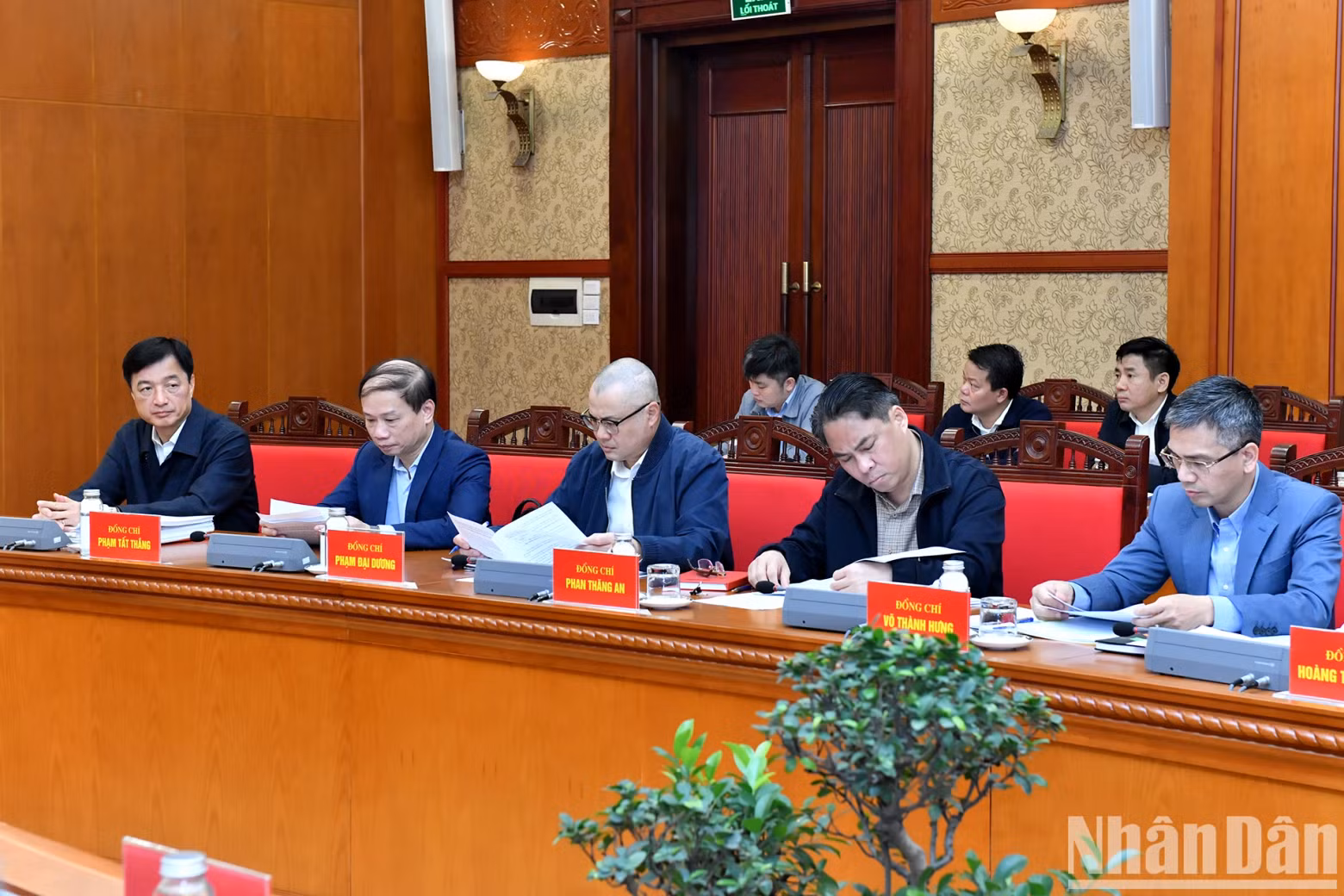 Members of the Steering Committee and delegates attend the meeting.