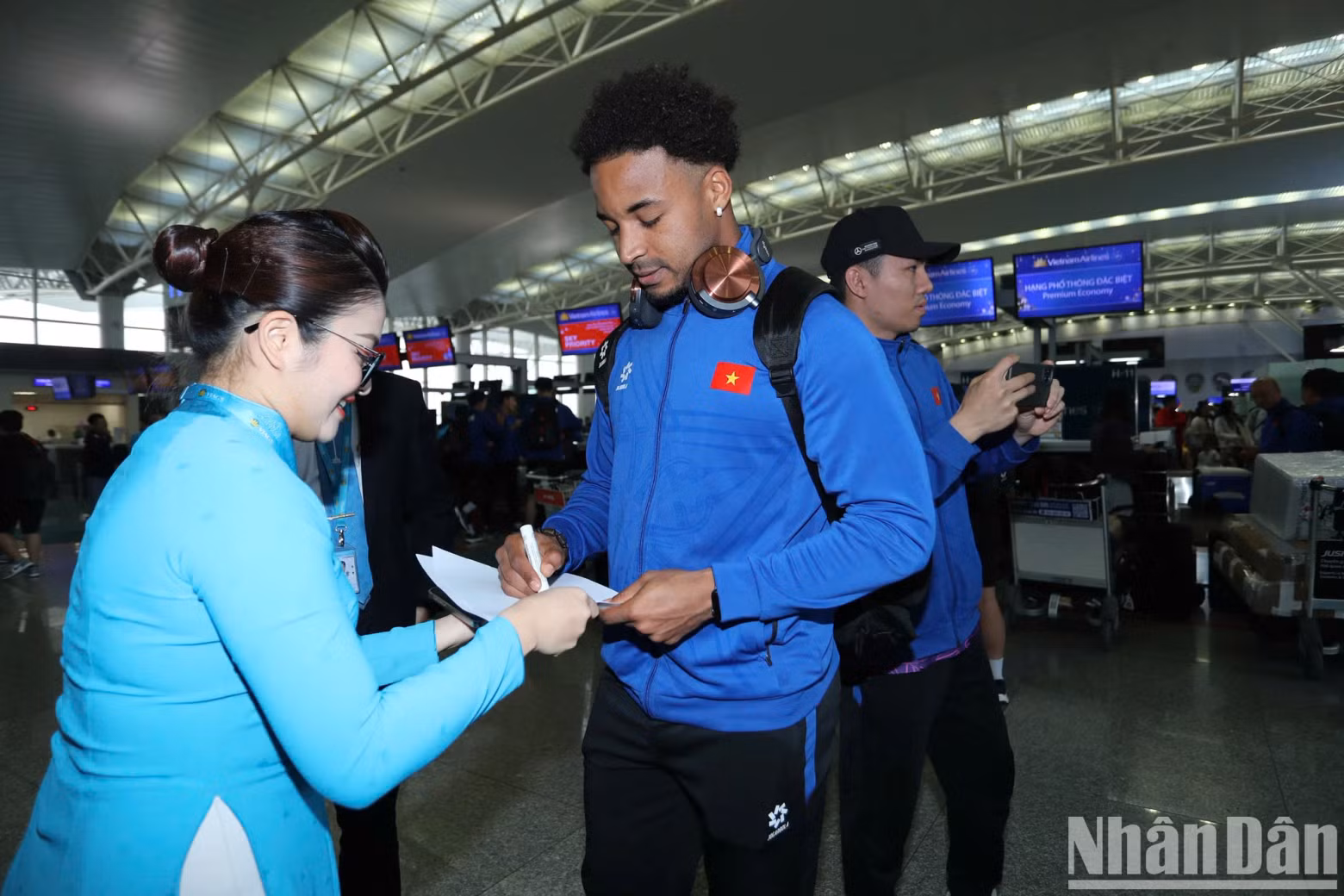 Fans ask for striker Nguyen Xuan Son's autograph.