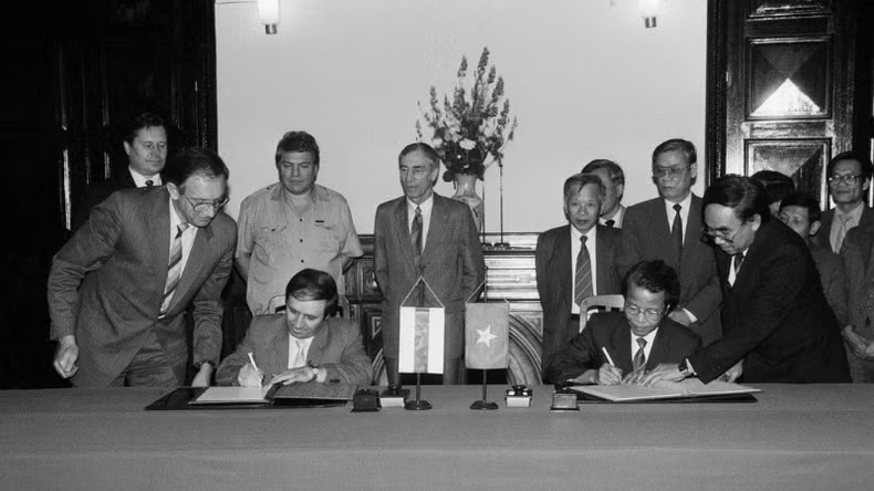 Deputy Chairman of the Council of Ministers Tran Duc Luong and Vice Chairman of the Council of Ministers Nikolay Kostikov signed the Viet Nam-Belarus Cooperation Agreement (Ha Noi, March 19, 1992). (Photo: Xuan Tuan/VNA)