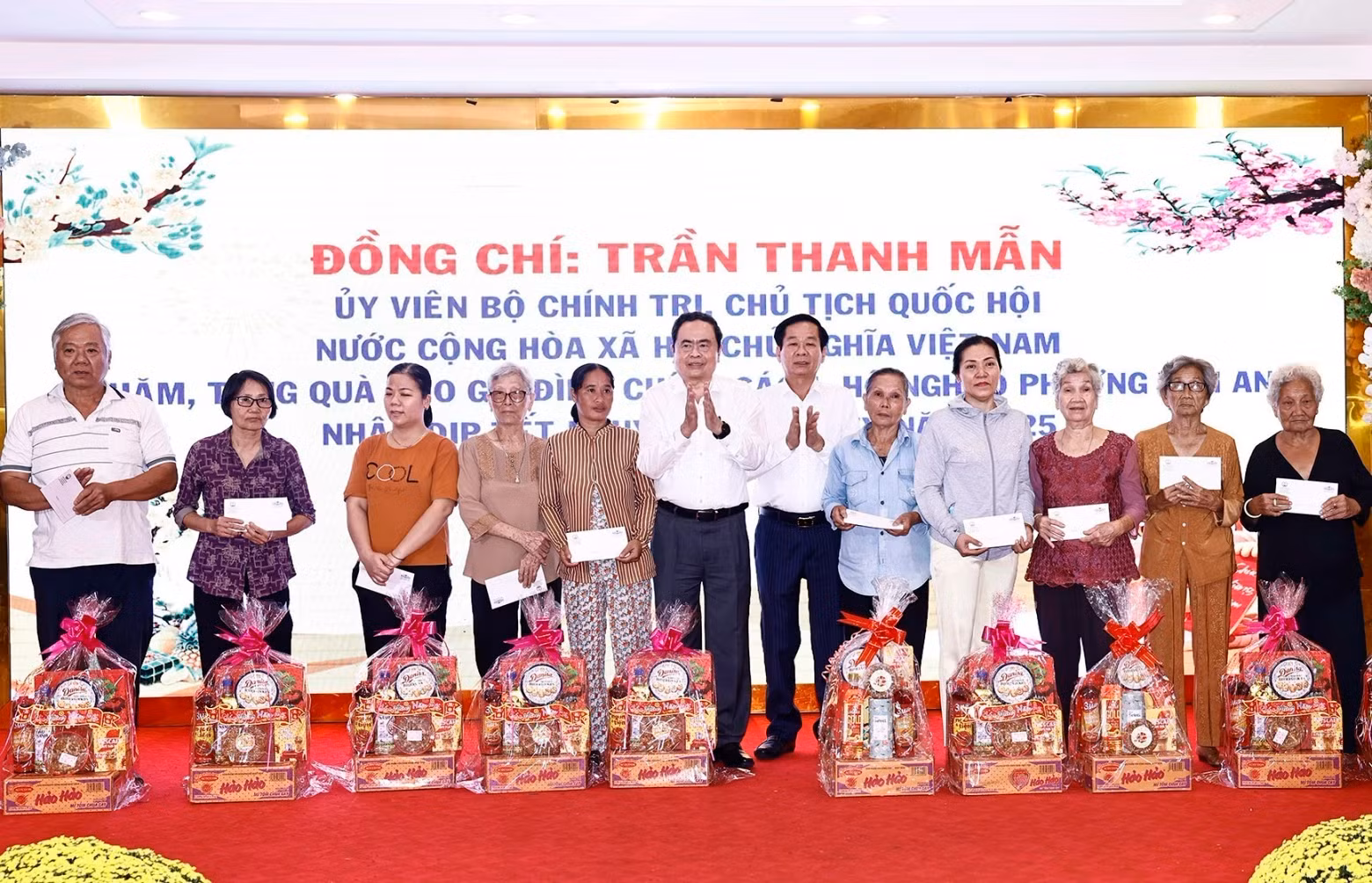 The NA leader presents Tet gifts to policy beneficiaries and poor households in Tan An ward, Can Tho city. (Photo: VNA)
