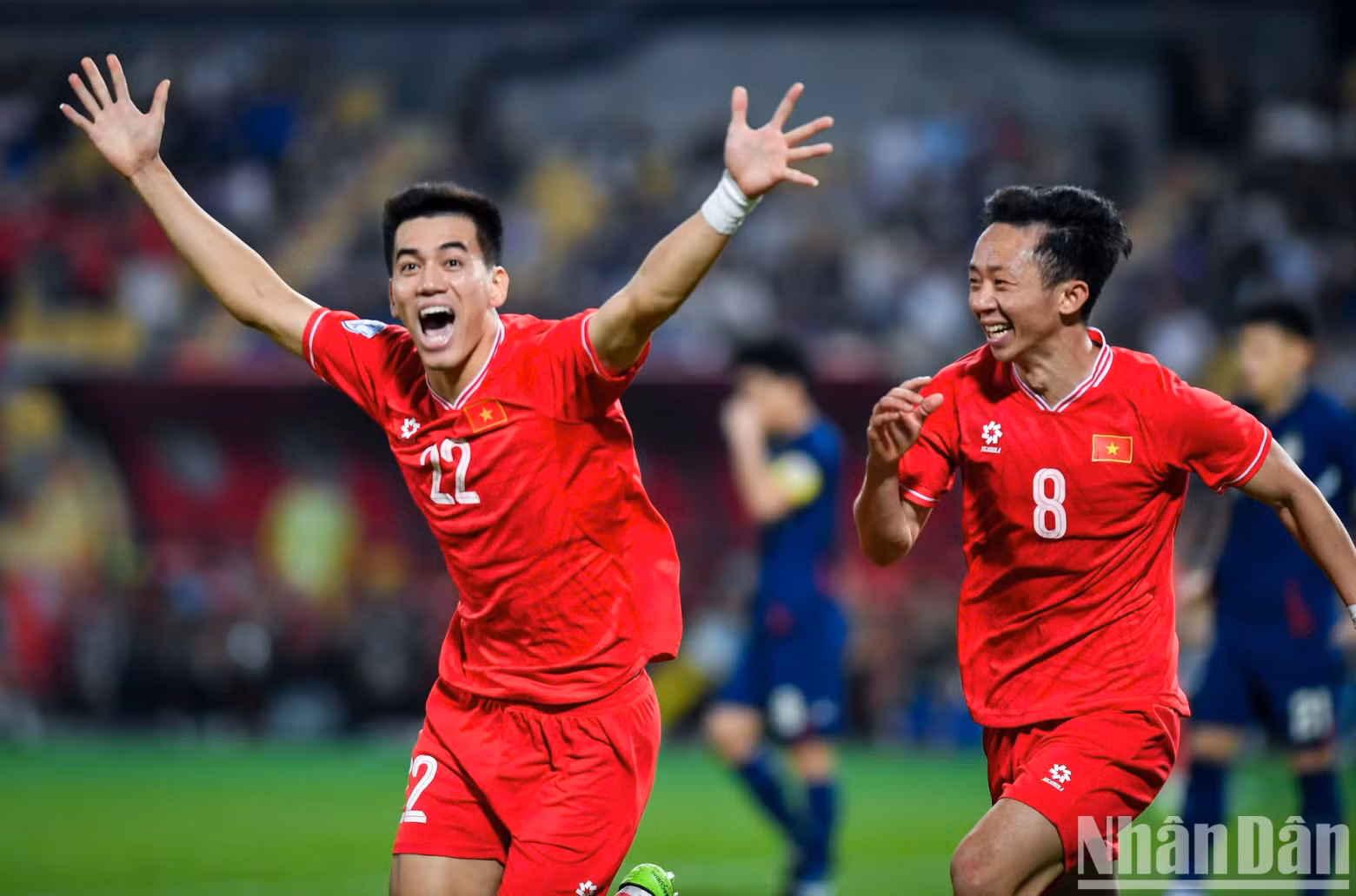 Not stopping there, in the 90+20th minute, Hai Long kicked the ball into an empty net, raising the score to 3-2 for Vietnam.