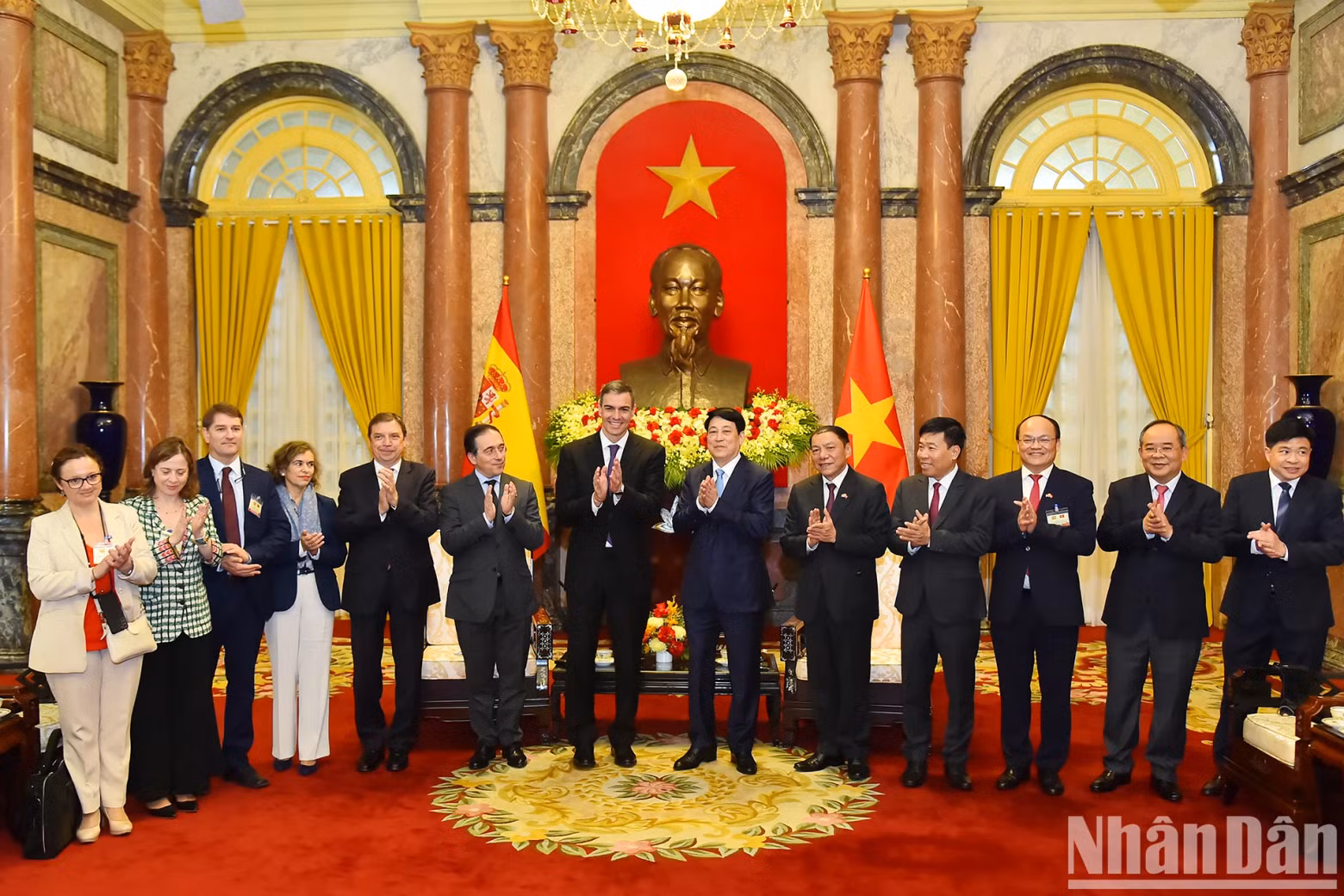 President Luong Cuong and Spanish Prime Minister Pedro Sanchez with the delegates at the reception. President Luong Cuong and Spanish Prime Minister Pedro Sanchez with the delegates at the reception.