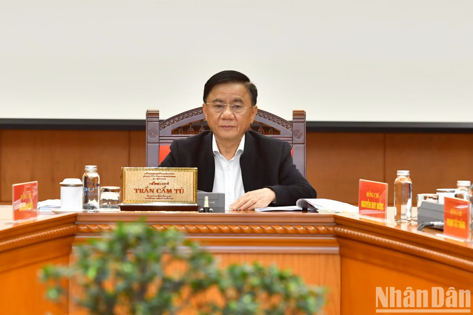 Politburo member and Permanent member of the Party Central Committee's Secretariat Tran Cam Tu speaks at the meeting.