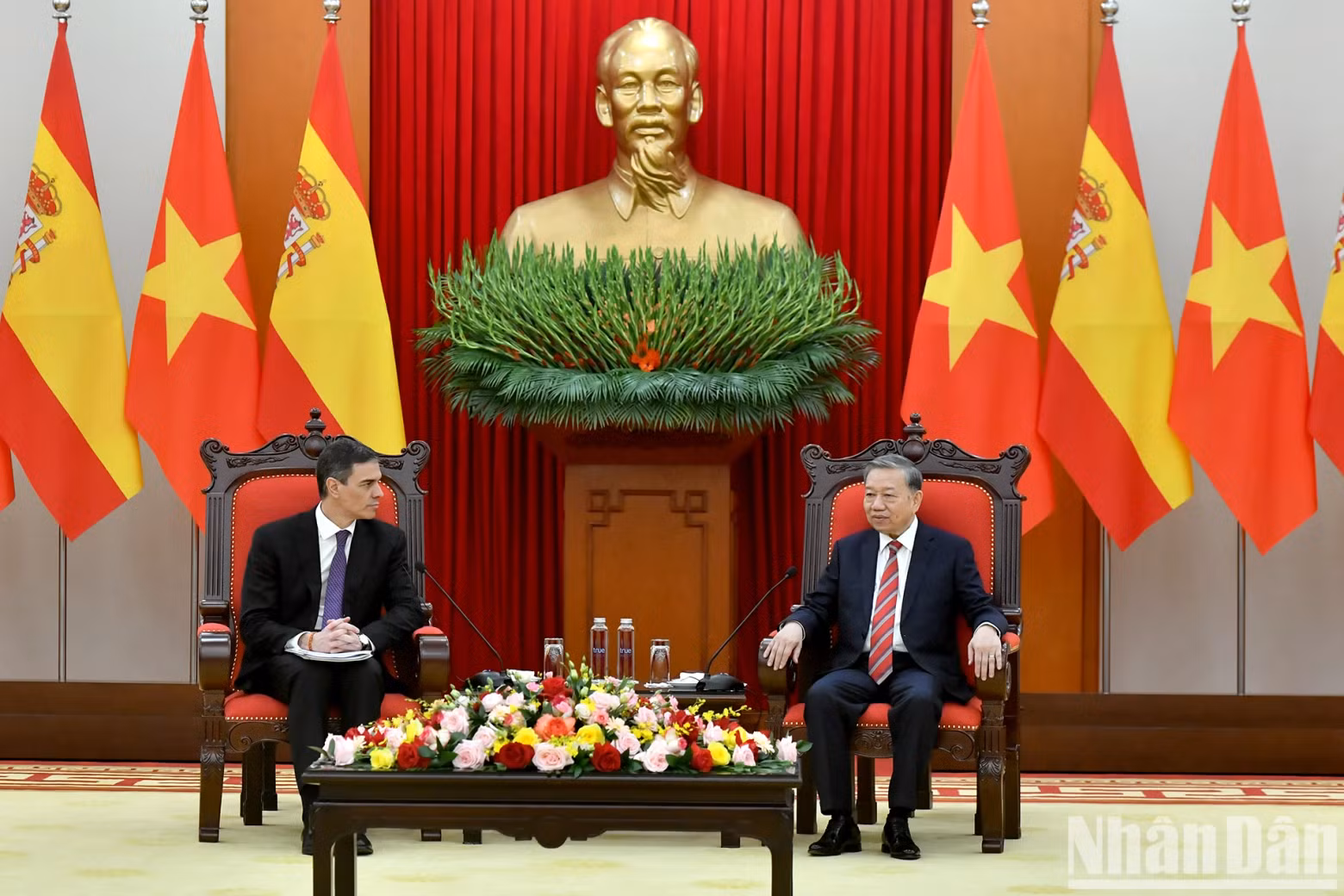 [In Pictures] Party chief To Lam receives Spanish Prime Minister Pedro Sánchez ảnh 1