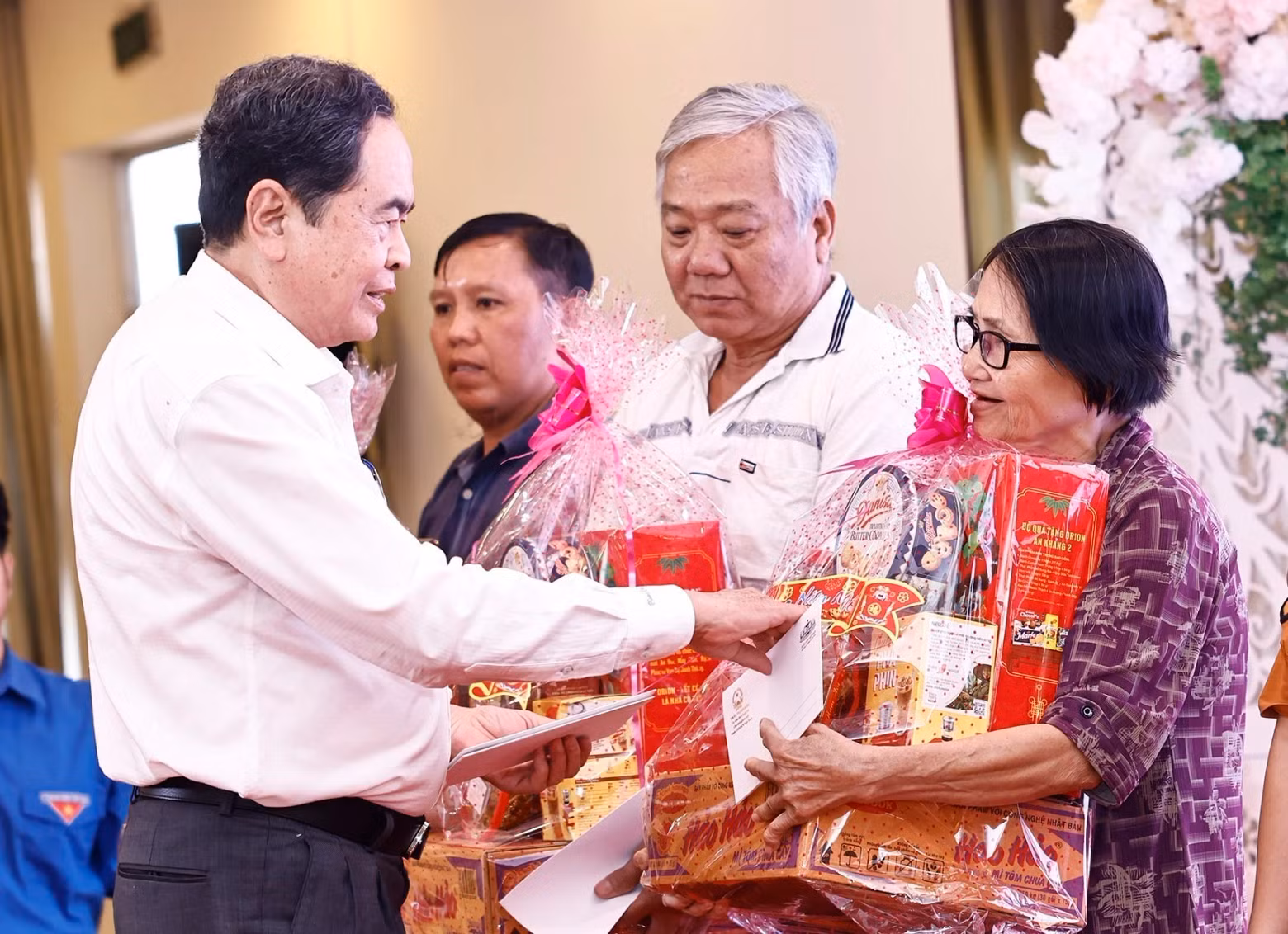 NA Chairman Man presents Tet gifts to policy beneficiaries and poor households in Tan An ward, Can Tho city. (Photo: VNA)