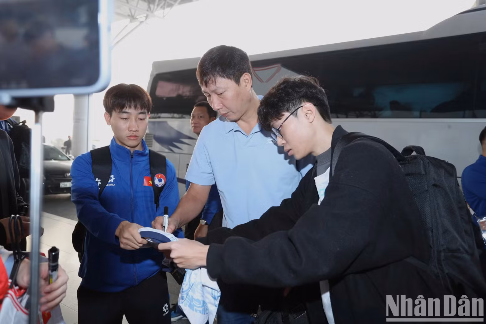 Fans ask for coach Kim Sang-sik's autograph.