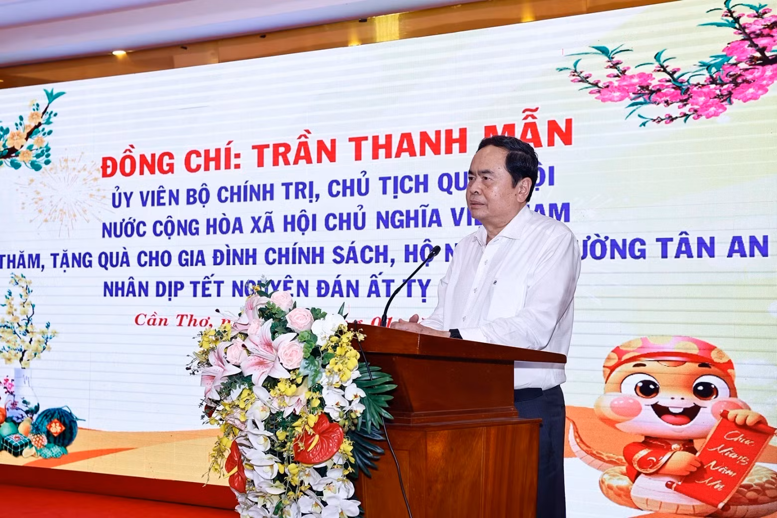 National Assembly Chairman Tran Thanh Man wishes people of Tan An ward a Happy New Year. (Photo: VNA)