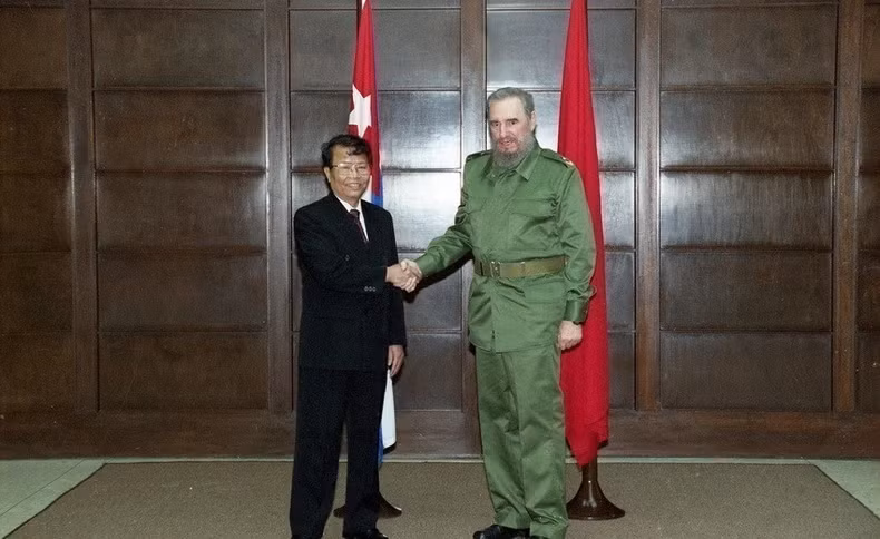 President Tran Duc Luong met President Fidel Castro during his official friendship visit to Cuba, April 9, 2000. (Photo: Trong Nghiep/VNA)