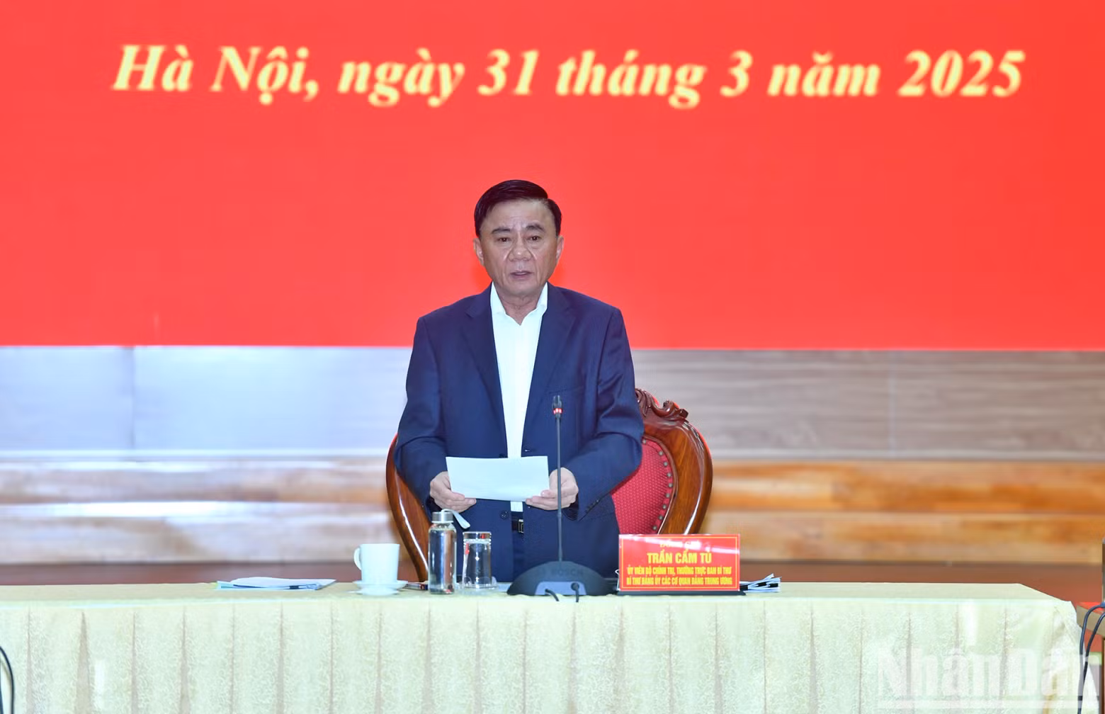 Tran Cam Tu, Politburo member, permanent member of the Secretariat, Secretary of the Party Committee of the Central Party Agencies speaks at the meeting.
