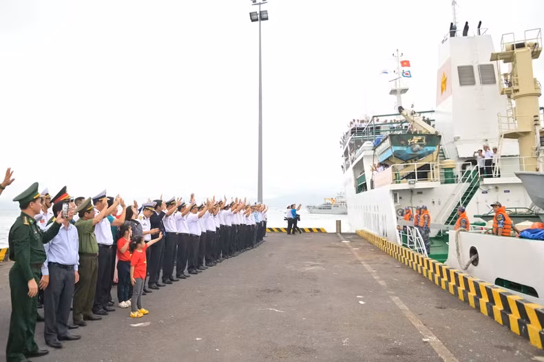 Before the ship departed, Tet was brought from the mainland to the army and people on the islands of Truong Sa Archipelago. (Photo: D.V.T) Before the ship departed, Tet was brought from the mainland to the army and people on the islands of Truong Sa Archipelago. (Photo: D.V.T)