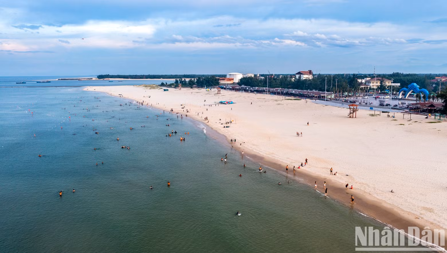 Cua Viet Beach is sheltered by two high cliffs, so the sea is calmer. Therefore, the beach is safe for everyone, including children and women.