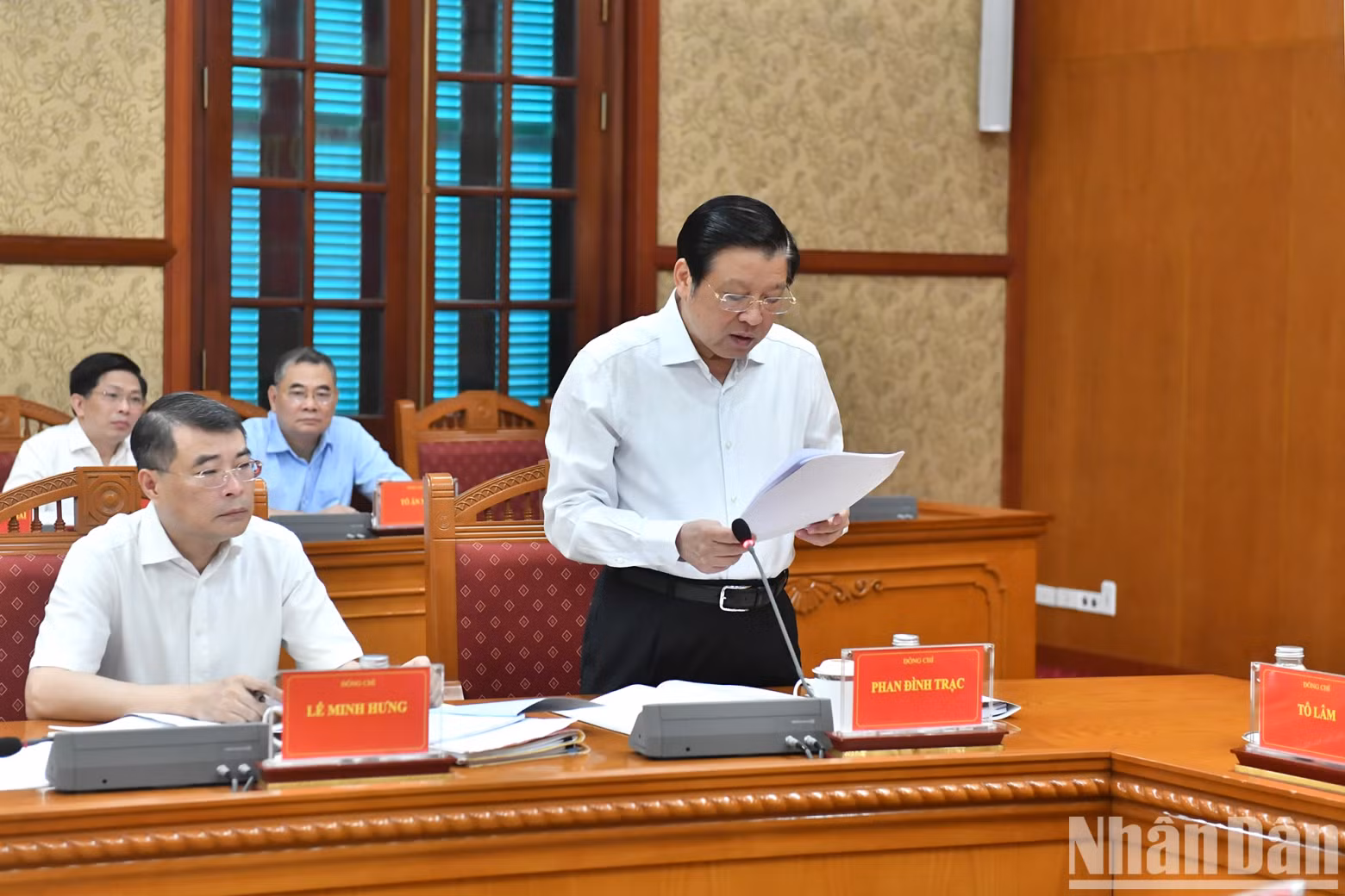 Phan Dinh Trac, Politburo member, Secretary of the Party Central Committee (PCC) and Chairman of the PCC's Commission for Internal Affairs presents a report at the meeting.