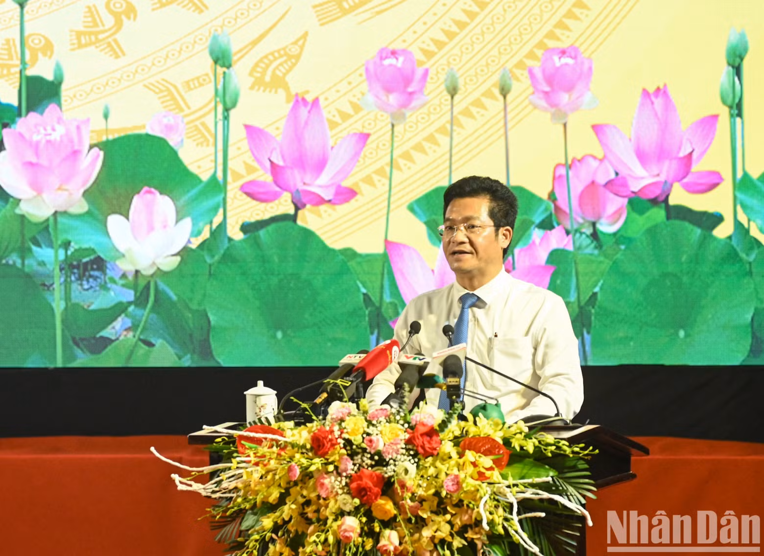 Permanent Vice Chairman of Nam Dinh Provincial People's Committee Tran Anh Dung speaks at the conference.
