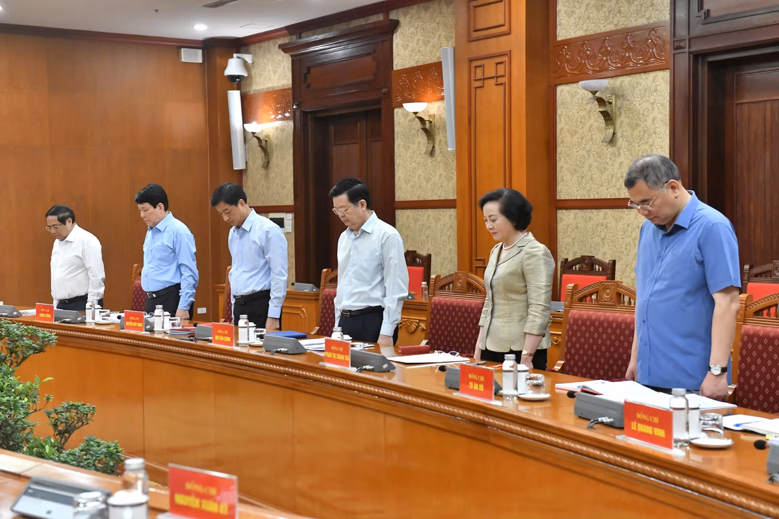 Party and State leaders and members of the sub-committee observe a minute of silence in memory of General Secretary Nguyen Phu Trong. Party and State leaders and members of the sub-committee observe a minute of silence in memory of General Secretary Nguyen Phu Trong.
